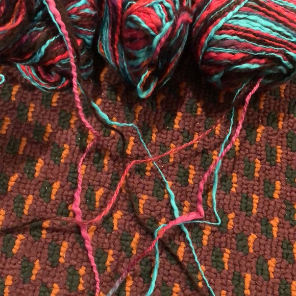 4. skeins 3 ply jewel tone yarn - Picture 9 of 11